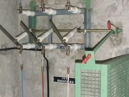 Ligne Maginot - ELEC - RéSEAU ALIMENTATION OUVRAGES DU SFH - (Infrastructures électriques) - HAGUENAU 1 - Poste de coupure
Sectionneur d'artère, la tête de câble en provenance du poste de Haguenau