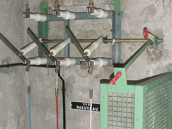 Ligne Maginot - ELEC - RéSEAU ALIMENTATION OUVRAGES DU SFH - (Infrastructures électriques) - HAGUENAU 1 - Poste de coupure
Sectionneur d'artère, la tête de câble en provenance du poste de Haguenau - LAMBERT Pascal