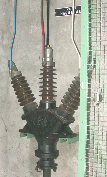 Ligne Maginot - ELEC - RéSEAU ALIMENTATION OUVRAGES DU SFH - (Infrastructures électriques) - HAGUENAU 1 - Poste de coupure
Tête de cable de l'arrivée HTA venant du poste de Haguenau - LAMBERT Pascal