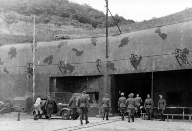 Ligne Maginot - HACKENBERG - A19 (Ouvrage d'artillerie) - L'entrée munition lors d'une visite du Generalleutnant Kurt Daluege en 1940 - Inconnu