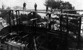 Ligne Maginot - CAP MARTIN - (Ouvrage d'artillerie) - Construction du bloc 3
Mise en place des coffrages avant la coulée du bloc, les voies de 60 pour l'amenée du béton sont en place