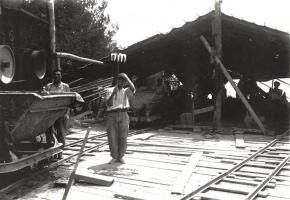 Ligne Maginot - ROQUEBRUNE - CORNILLAT - (Ouvrage d'artillerie) - Construction de l'ouvrage
Vue de l'étage supérieur de la centrale à béton, étage par ou les produits étaient introduits dans les béton neuses.
La machine au premier plan à gauche est selon toute vraisemblance l'un des concasseurs utilisés pour produire le gravier.