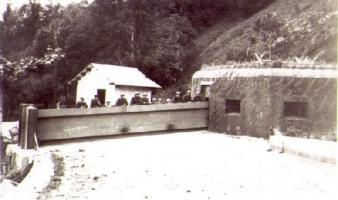 Ligne Maginot - VERSOYEN (BARRAGE RAPIDE) - (Blockhaus pour canon) - Le barrage rapide avec la barrière en position fermée sur laquelle s'accoude l'équipage français. 
Ce cliché est souvent pris pour le barrage du Montgenévre.