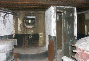 Ligne Maginot - BIESENBERG 3 - (Blockhaus pour arme infanterie) - Le second créneau pour fusil mitrailleur
Noter le marchepied bétonné lié à la hauteur du créneau par rapport au sol