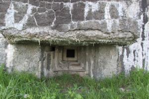 Ligne Maginot - PORT du RHIN Sud 18 ( Blockhaus pour arme infanterie ) - Le créneau FM frontal
Noter la réservation en haut à gauche destinée à l'observation
