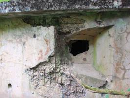 Ligne Maginot - VECKRING - X21 - (Abri) - Coffre Sud.
Un des créneaux FM arraché.