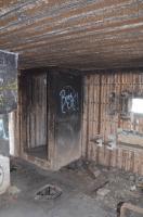 Ligne Maginot - 85 - HASELBERG - (Casemate d'infanterie - double) - Latrines et couloir de l'entrée du personnel. Les plaques en béton fermant l'accès à la fosse septique sont encore en place.