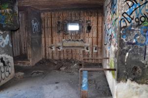 Ligne Maginot - 85 - HASELBERG - (Casemate d'infanterie - double) - Chambre de tir mitrailleuse nord-est, dirigée vers la casemate 84-Chemin Creux. Il manque le support bétonné et les deux tablettes.