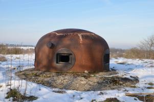 Ligne Maginot - 85 - HASELBERG - (Casemate d'infanterie - double) - Cloche GFM type B avec quatre embrasures. A droite vers l'est et le sud-est direction 84-Chemin Creux, à gauche vers l'ouest et le sud-ouest vers 86-Aschenbach.