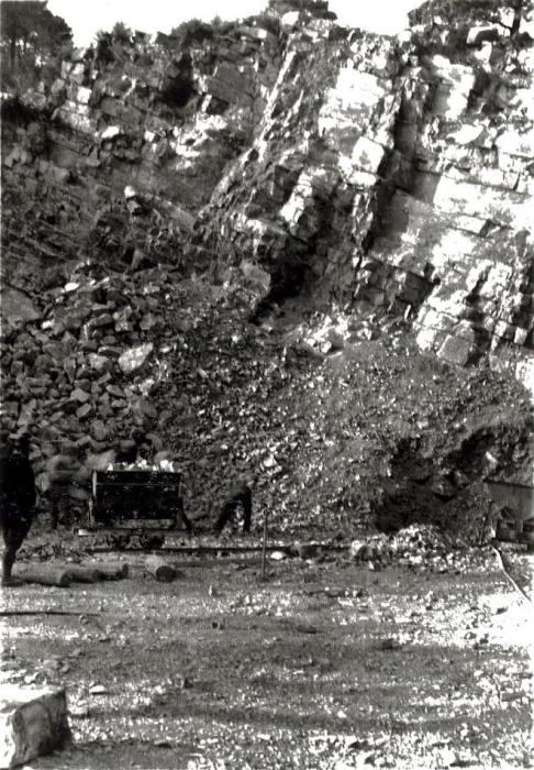 Ligne Maginot - ROQUEBRUNE - CORNILLAT - (Ouvrage d'artillerie) - Construction de l'ouvrage
La carrière locale produisant les graviers utilisés. Le sable était peut être lui aussi issu de cette carrière - Inconnu