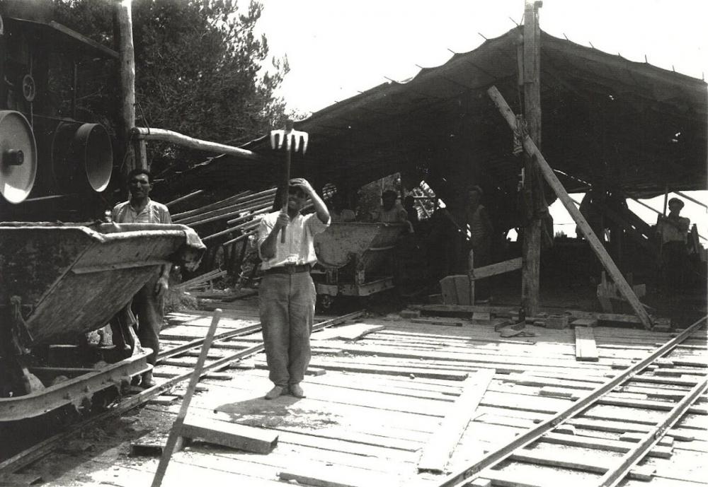 Ligne Maginot - ROQUEBRUNE - CORNILLAT - (Ouvrage d'artillerie) - Construction de l'ouvrage
Vue de l'étage supérieur de la centrale à béton, étage par ou les produits étaient introduits dans les béton neuses.
La machine au premier plan à gauche est selon toute vraisemblance l'un des concasseurs utilisés pour produire le gravier. - Inconnu