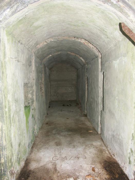 Ligne Maginot - Le DMP de l'Erbsenberg - Le couloir d'accés aux fourneaux de mine
Noter l'inscription GM 240 au sol - Pascal LAMBERT