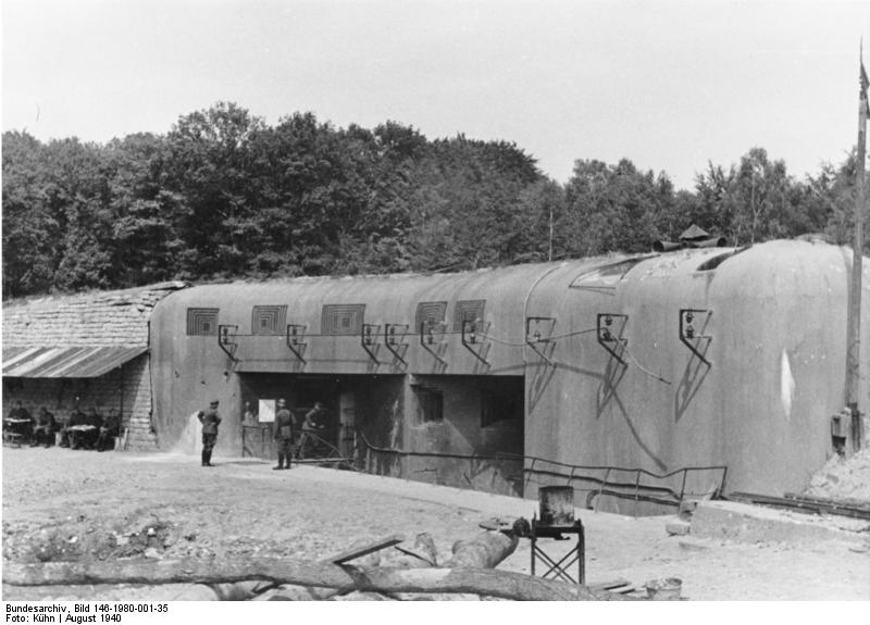 Ligne Maginot - SCHOENENBOURG - (Ouvrage d'artillerie) - Entrée des hommes en aout 1940
Bundesarchiv, Bild 146-1980-001-35 - Kûhn  