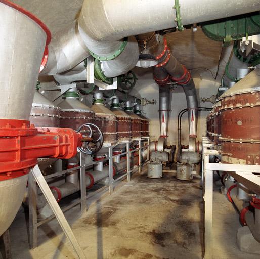 Ligne Maginot - SAINTE AGNES (SAG) - EO9 - (Ouvrage d'artillerie) - La salle de neutralisation principale de l'ouvrage et ses batteries de filtres à air, tuyaux vert : air gazé, tuyaux rouges : air pur. - Marc HELLER
