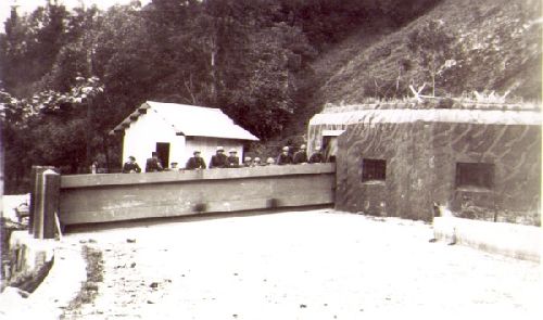 Ligne Maginot - VERSOYEN (BARRAGE RAPIDE) - (Blockhaus pour canon) - Le barrage rapide avec la barrière en position fermée sur laquelle s'accoude l'équipage français. 
Ce cliché est souvent pris pour le barrage du Montgenévre. - Inconnu