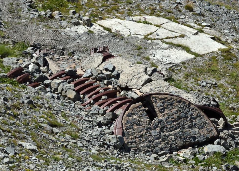 Ligne Maginot - COL DE CROUS (C) - (Ouvrage d'infanterie) - Abri à proximité
Abri en tole métro érigé au niveau d'un bloc non construit - André Michel Besse