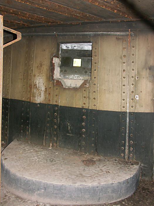 Ligne Maginot - BIESENBERG 3 - (Blockhaus pour arme infanterie) - L'un des créneaux pour Fusil Mitrailleur
Noter le marchepied bétonné lié à la hauteur du créneau par rapport au sol - Pascal LAMBERT