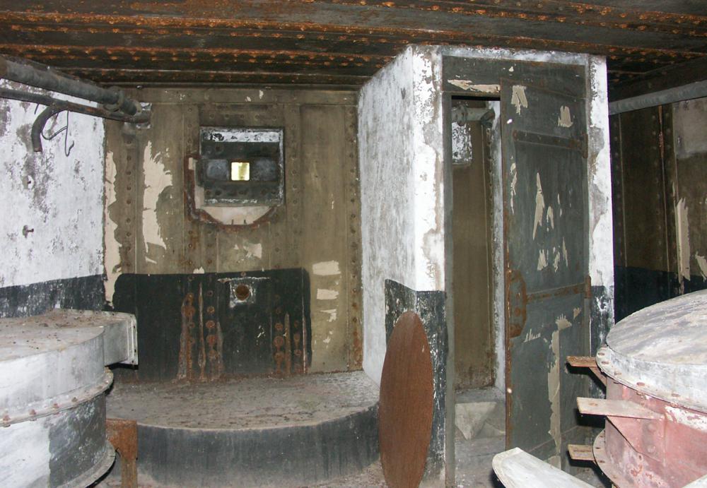 Ligne Maginot - BIESENBERG 3 - (Blockhaus pour arme infanterie) - Le second créneau pour fusil mitrailleur
Noter le marchepied bétonné lié à la hauteur du créneau par rapport au sol - Pascal LAMBERT