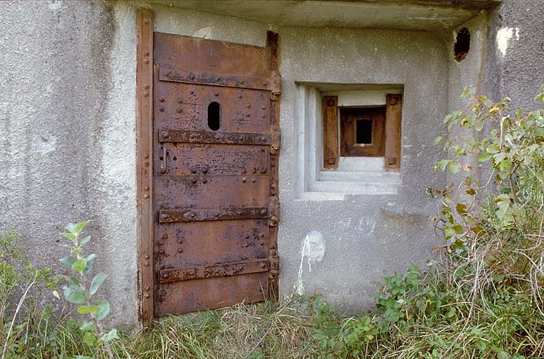 Ligne Maginot - O21 - CAMPAOST - (Casemate d'infanterie - Simple) - Porte d'entrée et créneau de défense pour FM - Gérard ROUCAUTE