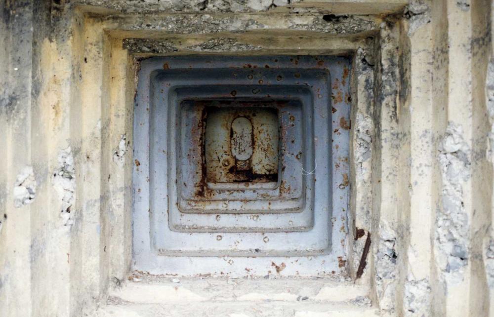 Ligne Maginot - LES AITTES - (Ouvrage d'infanterie) - Créneau du bloc 4
Ce créneau initialement prévu pour un jumelage de mitrailleuses Reibel MAC 31 devait être transformé pour une arme mixte assurant le barrage antichar du lit du torrent situé sur les avants de l'ouvrage - Pascal LAMBERT