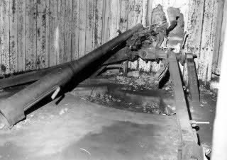 Ligne Maginot - 113 - OLTINGUE - (Casemate d'artillerie) - Photo à priori prise après le départ des allemands, la pièce ayant été sabotée. - Inconnu