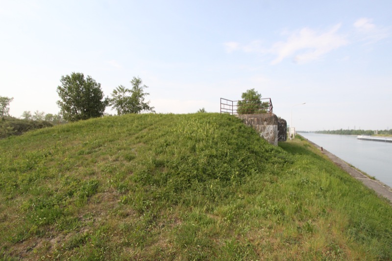 Ligne Maginot - PORT du RHIN Sud 18 ( Blockhaus pour arme infanterie ) - Vue générale extérieure
 - Les Gardiens du Rhin