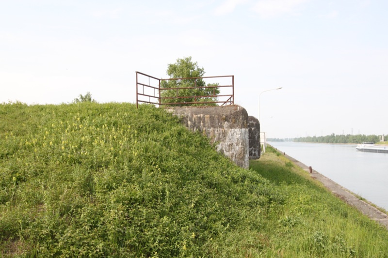 Ligne Maginot - PORT du RHIN Sud 18 ( Blockhaus pour arme infanterie ) - La chambre de tir coté Sud remblayée - Les Gardiens du Rhin