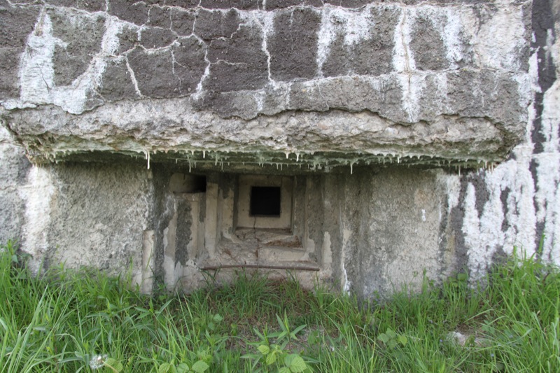 Ligne Maginot - PORT du RHIN Sud 18 ( Blockhaus pour arme infanterie ) - Le créneau FM frontal
Noter la réservation en haut à gauche destinée à l'observation - Les Gardiens du Rhin
