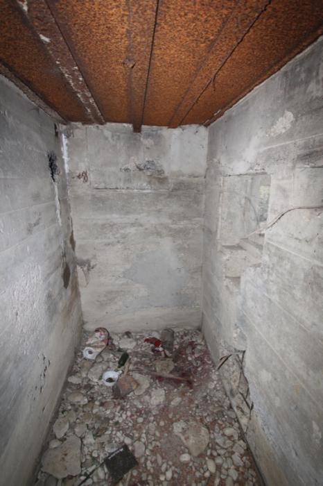 Ligne Maginot - PORT du RHIN Sud 18 ( Blockhaus pour arme infanterie ) - Chambre de tir du FM frontal - Les Gardiens du Rhin