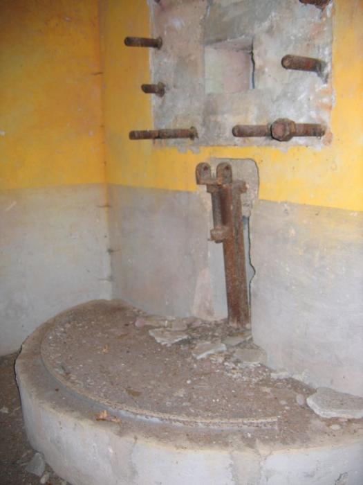 Ligne Maginot - NEUNHOFFEN NORD OUEST 1 - (Casemate d'infanterie) - Deuxième créneau, initialement doté d'une plaque d'embrasure et d'un affut type N - Antoine SCHOEN