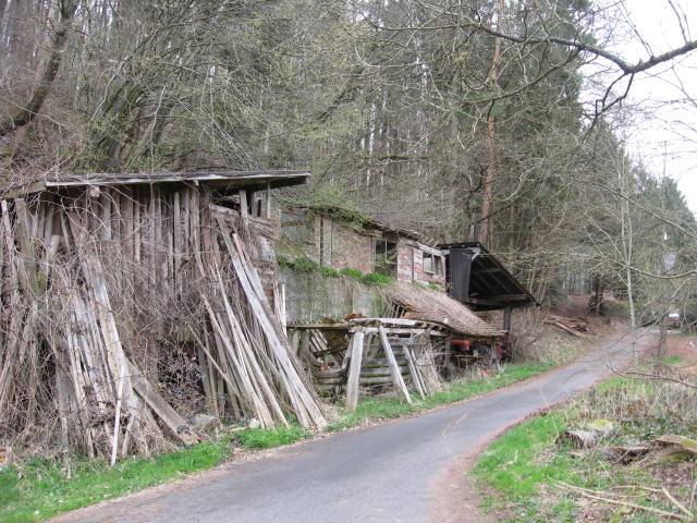 Ligne Maginot - MOULIN DE MONTBRONN (SF ROHRBACH) - (PC de Secteur) - Le batiment principal et au fond le chemin d'accès aux batiments annexes - Christian LENHARD