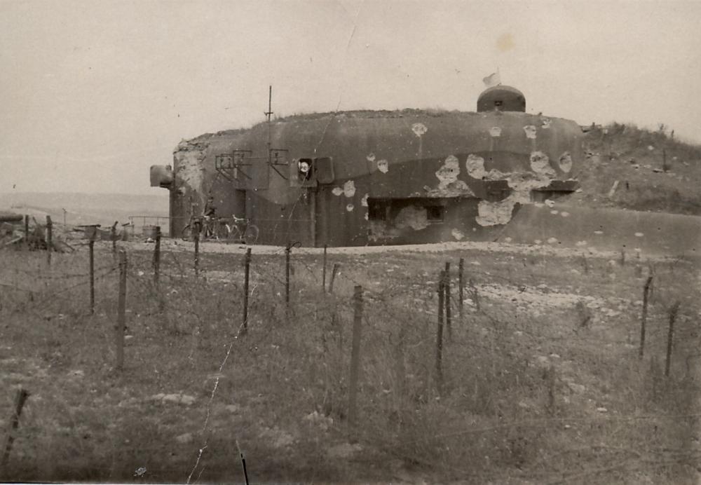 Ligne Maginot - BINING - (Casemate d'infanterie) - Casemate de Bining en 1940 peu de temps après la redition. Le drapeau blanc flotte sur la cloche GFM - Inconnu