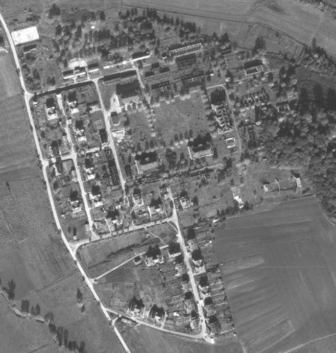 Ligne Maginot - ELZANGE - (Camp de sureté) - Vue aérienne du camp
Prise de vue datant de 1966.
On aperçoit sur la photo que les batiments tombent en ruines. Les toitures se sont effondrées. - IGN - Géoportail 1966