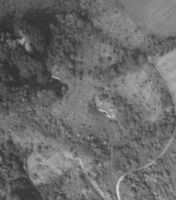 Ligne Maginot - HUMMERSBERG - X20 - (Abri) - Vue aérienne de l'abri
Prise de vue datant de 1966.
On distingue bien le puits d'entrée Nord (à droite) et le puits d'entrée Sud (à gauche). - IGN - Géoportail 1966