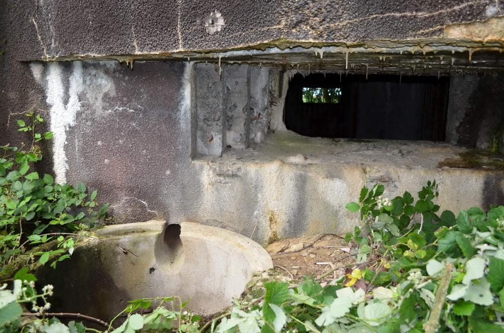 Ligne Maginot - Blockhaus STG 105 - Breitenhag - Créneau de tir AC sud avec sa fosse à douilles. - D. Froehly