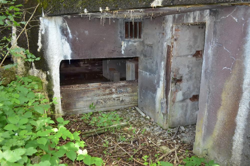 Ligne Maginot - Blockhaus STG 105 - Breitenhag - Entrée du matériel à gauche fermée avec des rail de chemin de fer. Celle des hommes à droite. Au ras de la visière l'aération de l'abri est bien visible. - D. Froehly