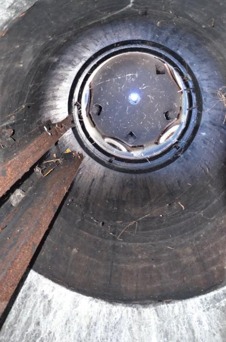 Ligne Maginot - 85 - HASELBERG - (Casemate d'infanterie - double) - Cloche GFM type B.
Les IPN de guidage du plancher mobile, au sommet les quatre embrasures et l'orifice pour périscope. - D. Froehly