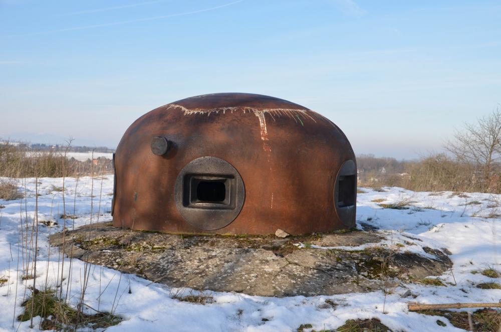Ligne Maginot - 85 - HASELBERG - (Casemate d'infanterie - double) - Cloche GFM type B avec quatre embrasures. A droite vers l'est et le sud-est direction 84-Chemin Creux, à gauche vers l'ouest et le sud-ouest vers 86-Aschenbach. - D. Froehly