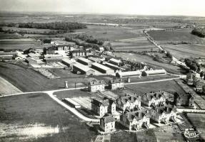 Ligne Maginot - Vue aérienne camp et cité d'Hettange - Vue du camp prise dans les années 30 avant l'achévement de la cité cadre figurant au premier plan.
Le camp figure au second plan
Au dernier plan le bâtiment isolé est le bâtiment reservé aux sous-officiers célibataires