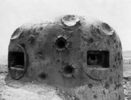 Ligne Maginot - LA FERTE - (Ouvrage d'infanterie) - Bloc 2 
Impacts de 88mm FLAK sur la cloche GFM n°8