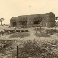 Ligne Maginot - CEZF-14 - FRANCALTROFF EST - (Blockhaus lourd type STG / STG-FCR - Double) - Vue en 1940
Avec au premier plan les tombes de soldats allemands, transférées ensuite au cimetière de Niederbronn les Bains