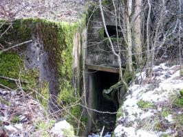 Ligne Maginot - OLFERDINGER 3 - (Blockhaus pour arme infanterie) - L’entrée 
Au-dessus de l'entrée, un créneau de défense rapprochée