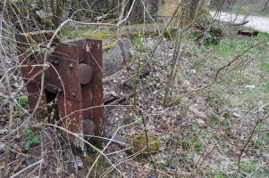 Ligne Maginot - SAULNES - (Barrage de Route) - Vue sur les restes du ou des barrage(s)
Les restes se situent sur l’ancienne route venant de La Sauvage (Lux) a Saulnes 
Il subsiste un ensemble pour une barrière sous une première arche du pont et sous la deuxième il n y a plus qu une partie coupée a ras du sol comme on peut le voir sur la photo