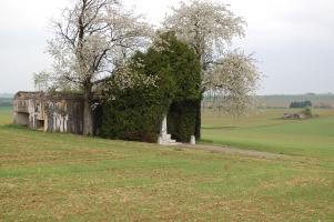 Ligne Maginot - MB51 - (Blockhaus lourd type STG / STG-FCR - Simple) - Ce blockhaus est situé en bord de route. 
Un monument dédié au 132° R.I.F. a été érigé près de cet ouvrage