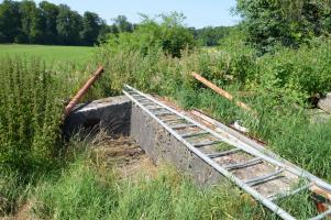 Ligne Maginot - BETTLACH NORD 2 - (Blockhaus pour canon) - Entrée du blockhaus
Escalier fermé par une trappe métallique. L'encuvement est dans une propriété privée