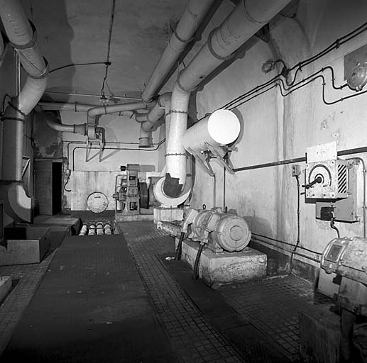Ligne Maginot - MONTE GROSSO (MG) - E02 - (Ouvrage d'artillerie) - Usine électrique
A droite, convertisseurs des tourelles. 
Au fond, chambre de détente pour les echappements de groupes et groupe auxiliaire CLM 108 - ROUCAUTE Gérard