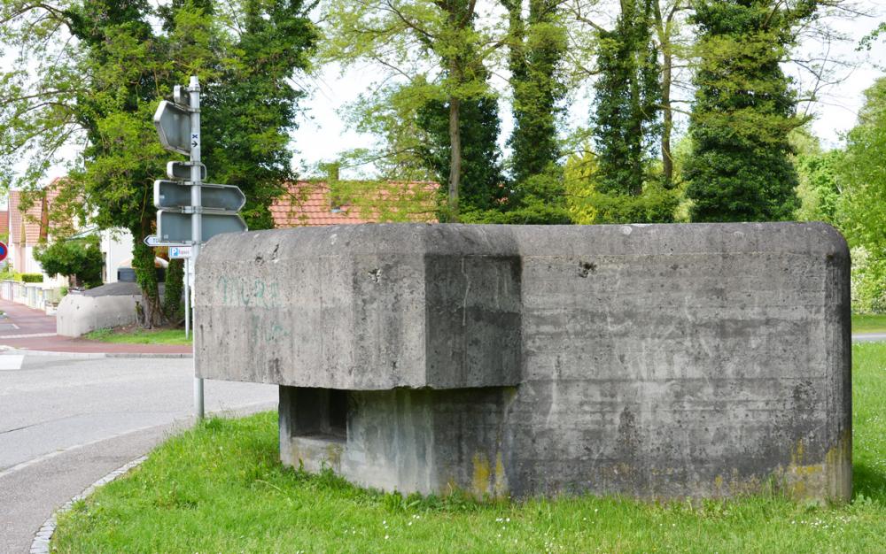 Ligne Maginot - Blockhaus du Kreuzrhein - Vue coté avant
L'abri de Drusenheim est visible à l'arrière plan - Pascal LAMBERT