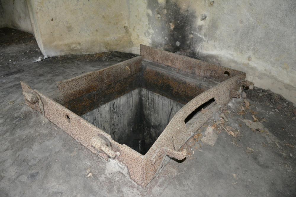 Ligne Maginot - N3 - (Chambre de coupure - Avec central) - Détail de l'encadrement de la trappe; le coté ou était installée la boite de raccordement des lignes de campagne - Pascal LAMBERT