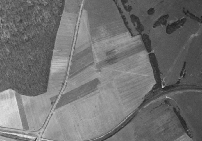 Ligne Maginot - 27A - (Chambre de coupure) - Le tracé des câbles est clairement visible sur la photo. - IGN - Géoportail 1951