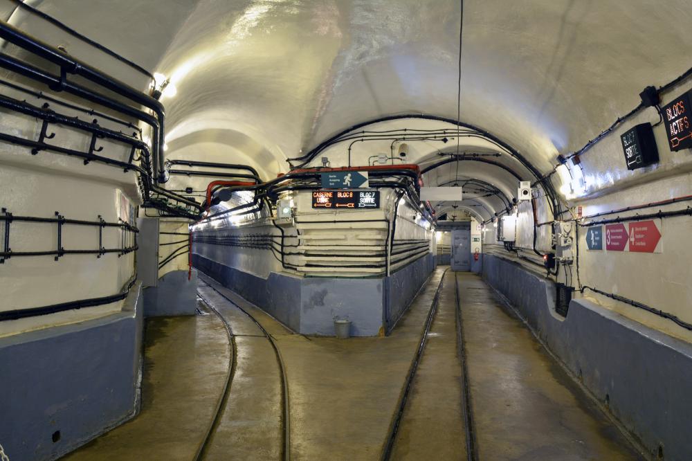 Ligne Maginot - SCHOENENBOURG - (Ouvrage d'artillerie) - Intersection de la galerie vers casernement - usine et EH à gauche, EM à droite - Pascal LAMBERT